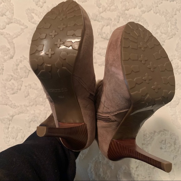 Like New! Guess Booties with Faux Fur - Picture 4 of 12